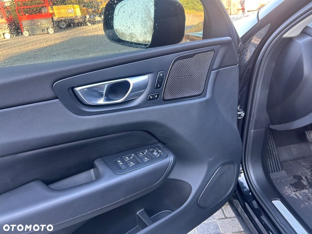 Volvo XC 60 B5 B AWD Plus Dark - 12