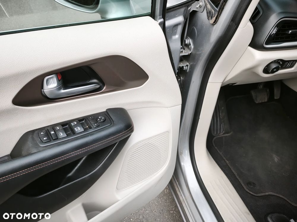 Chrysler Pacifica - 16