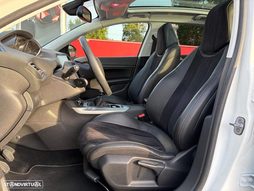 Peugeot 308 1.2 PureTech Allure J17 - 22