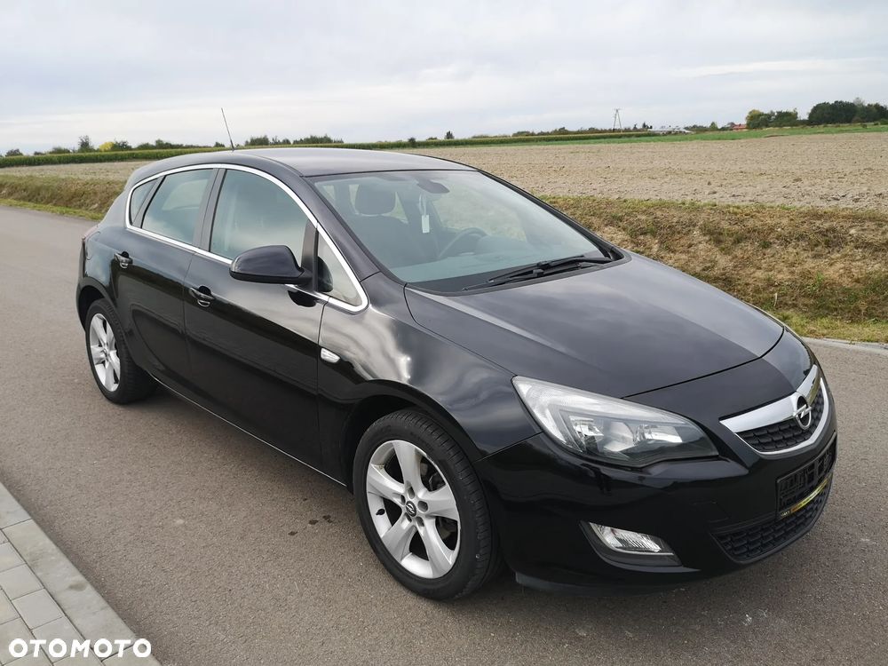 Opel Astra 2010 photo 2