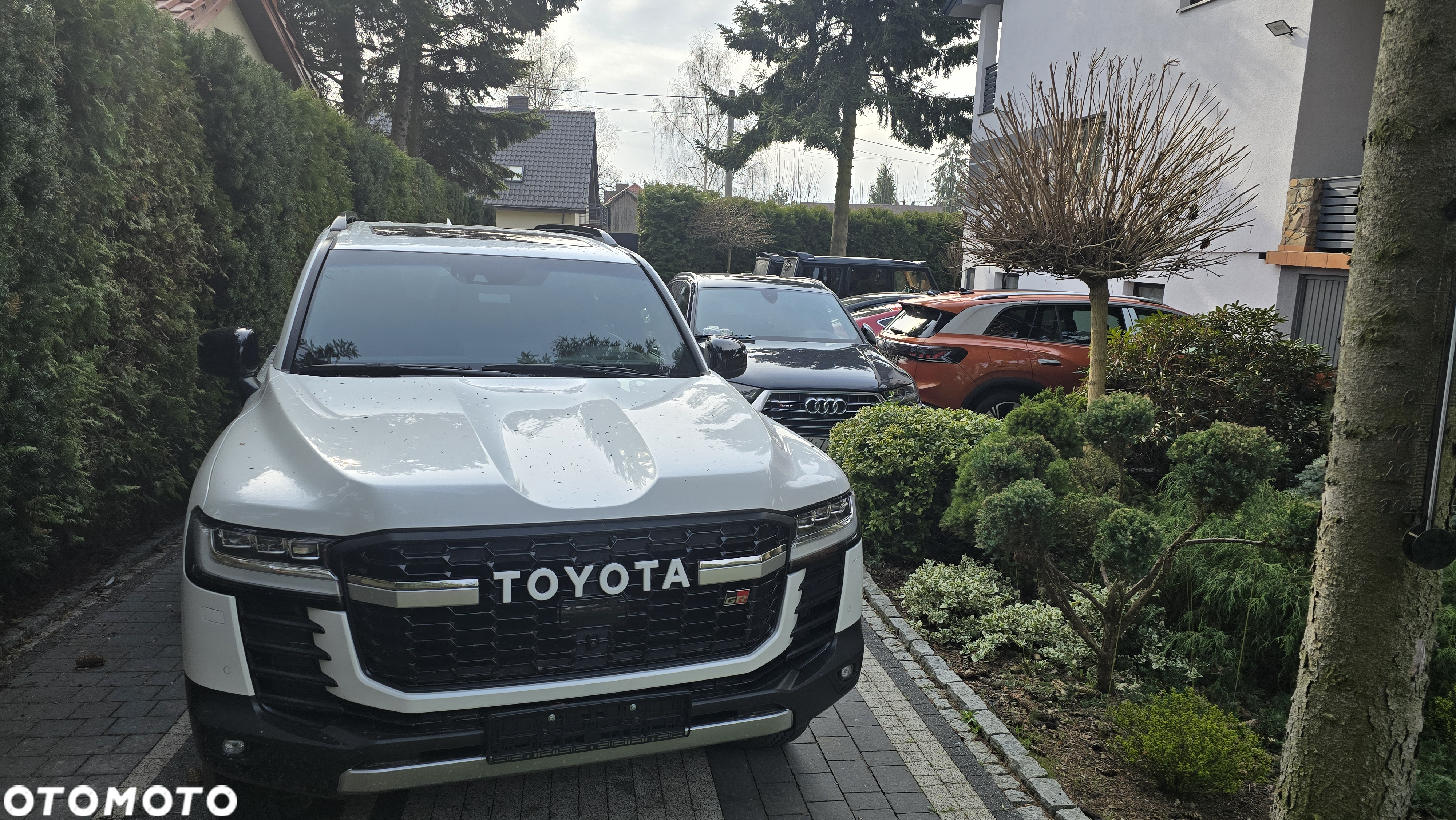 Toyota Land Cruiser - 35