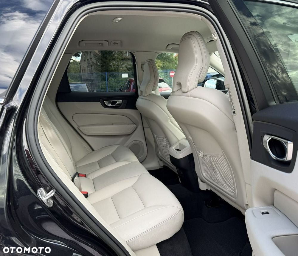 Volvo XC 60 B4 D Plus Dark - 12