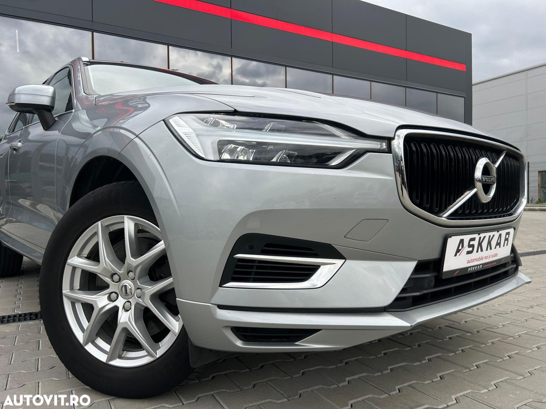 Volvo XC 60 T8 Twin Engine AWD Geartronic Momentum - 27
