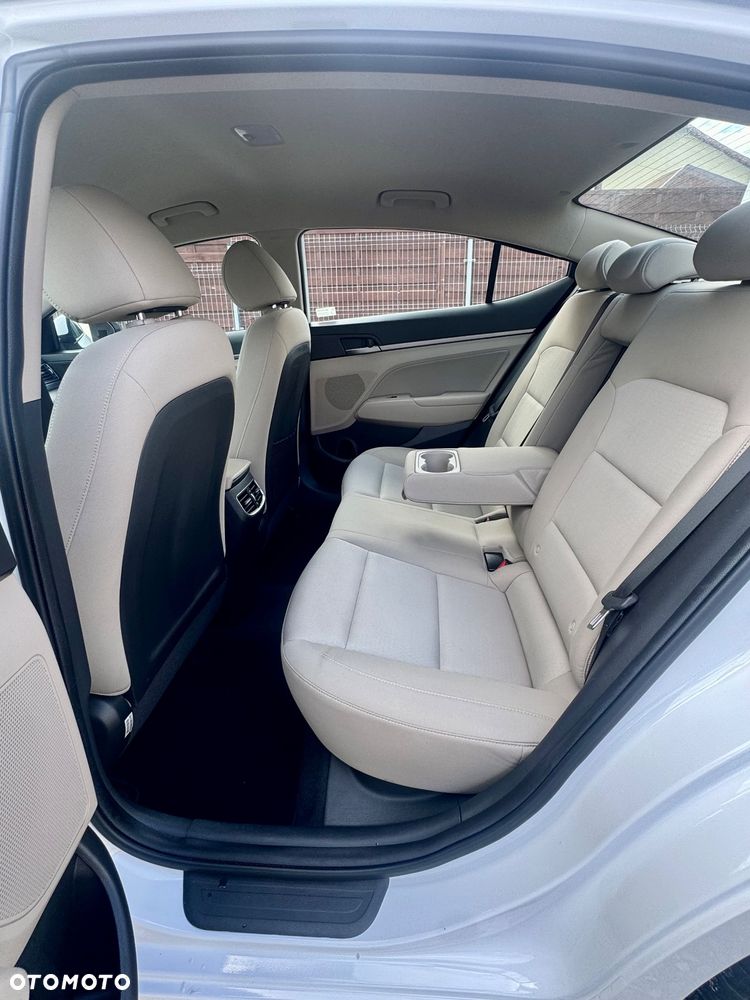 Hyundai Elantra 1.6 Style - 19