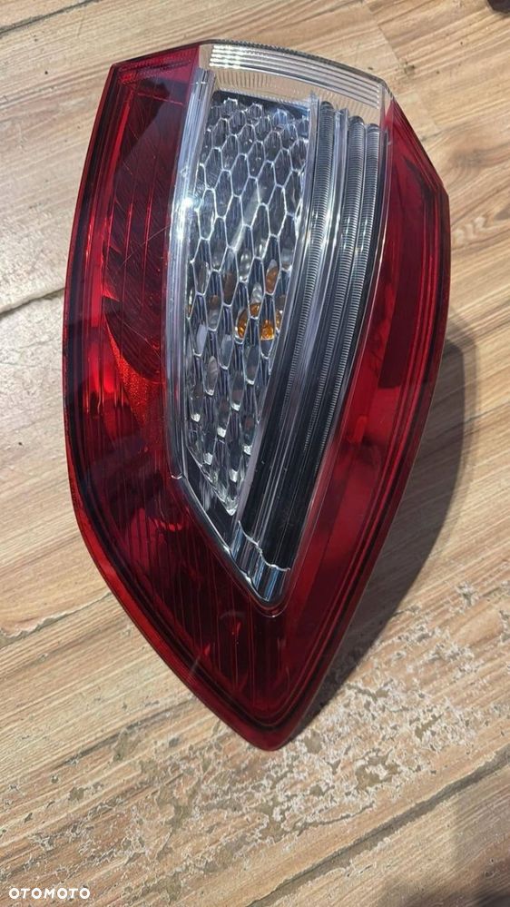 Prawa tylna lampa w błotnik Ford mondeo mk4 lift kombi