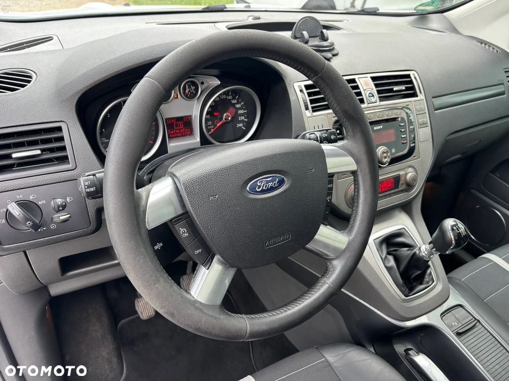 Ford Kuga 2.0 TDCi 2x4 Titanium - 16
