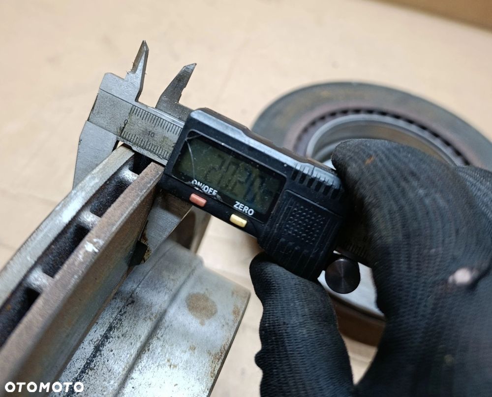 BMW E90 tarcz tylna komplet stan bdb 20,2mm grubość 300mm średnica 2,0D E91 - 2