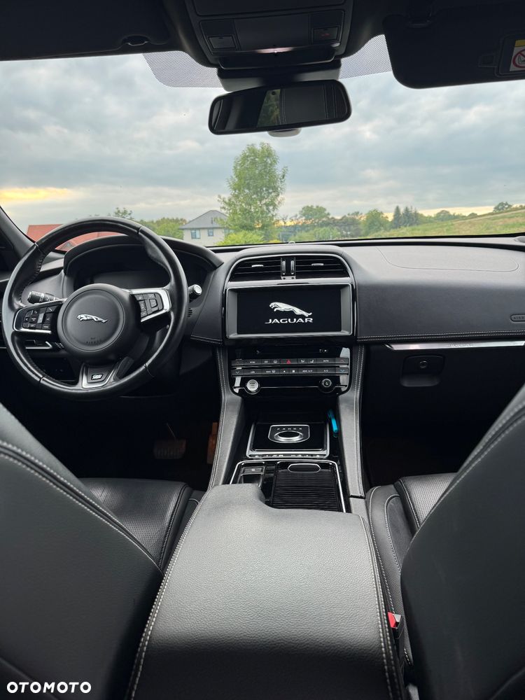 Jaguar F-Pace 2.0 i4D AWD R-Sport - 19
