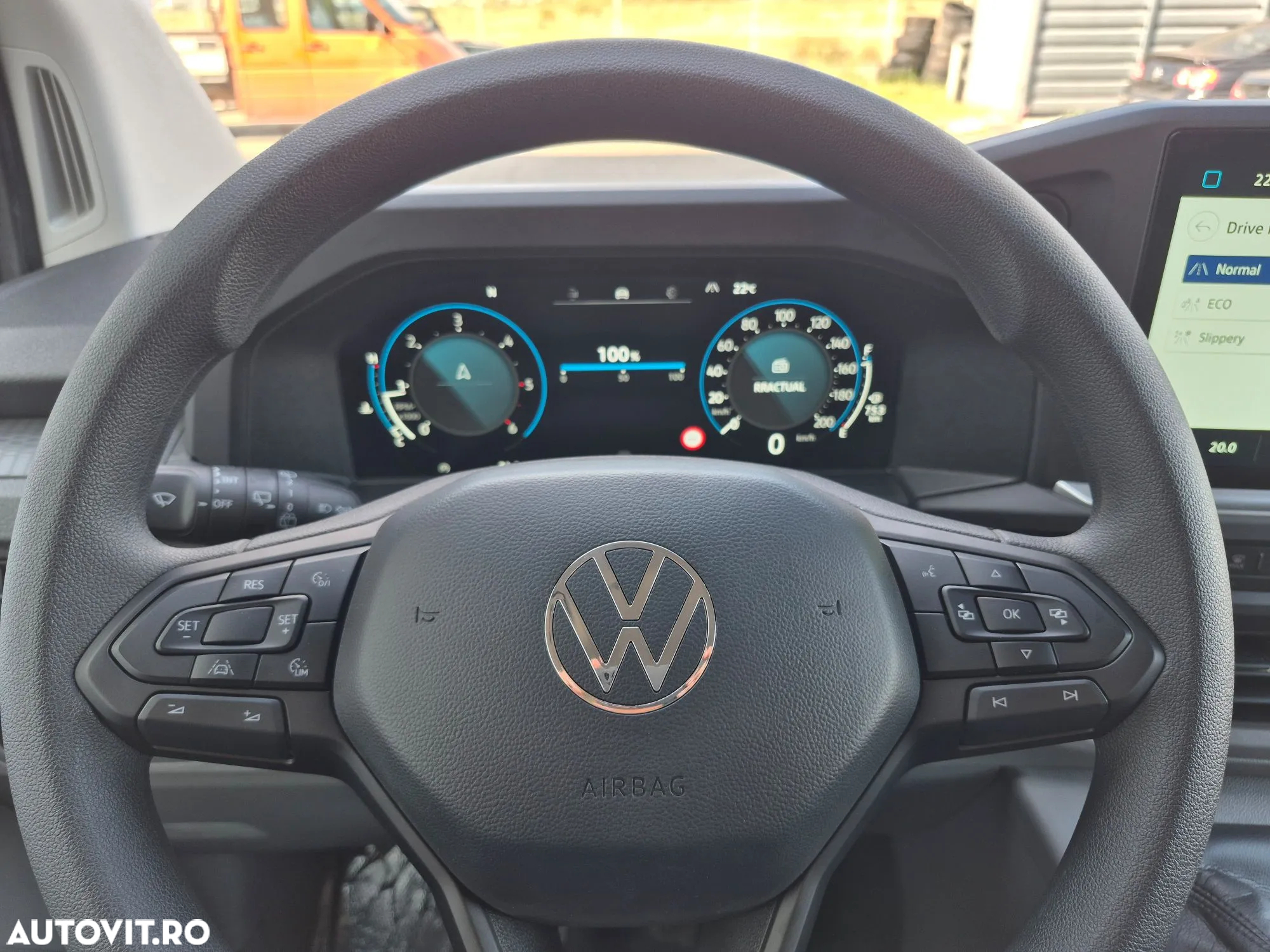 Volkswagen Caravelle - 9