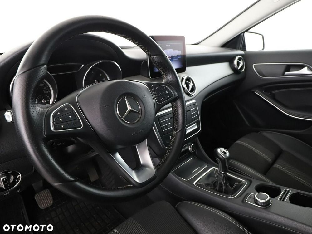 Mercedes-Benz GLA 180 d Urban - 15