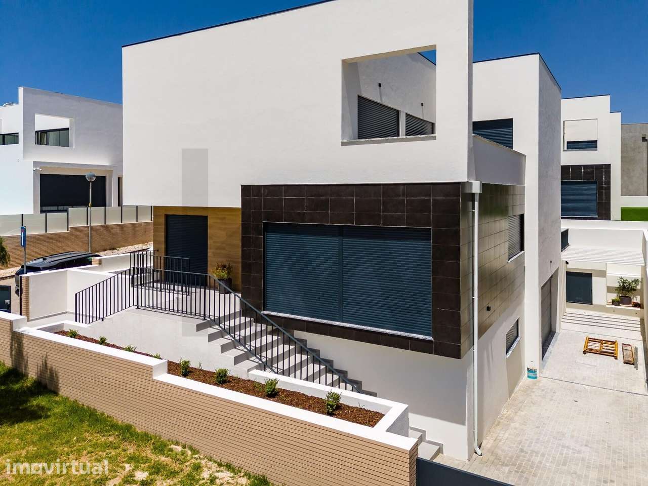 MORADIA NOVA EM TORRES VEDRAS, COM 4 QUARTOS, PISCINA, GARAGEM PARA DU - Grande imagem: 2/39