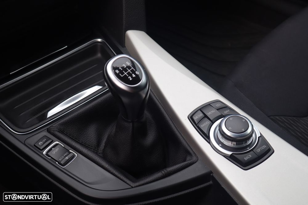 BMW 320 d xDrive Sport Line — fotografia 21