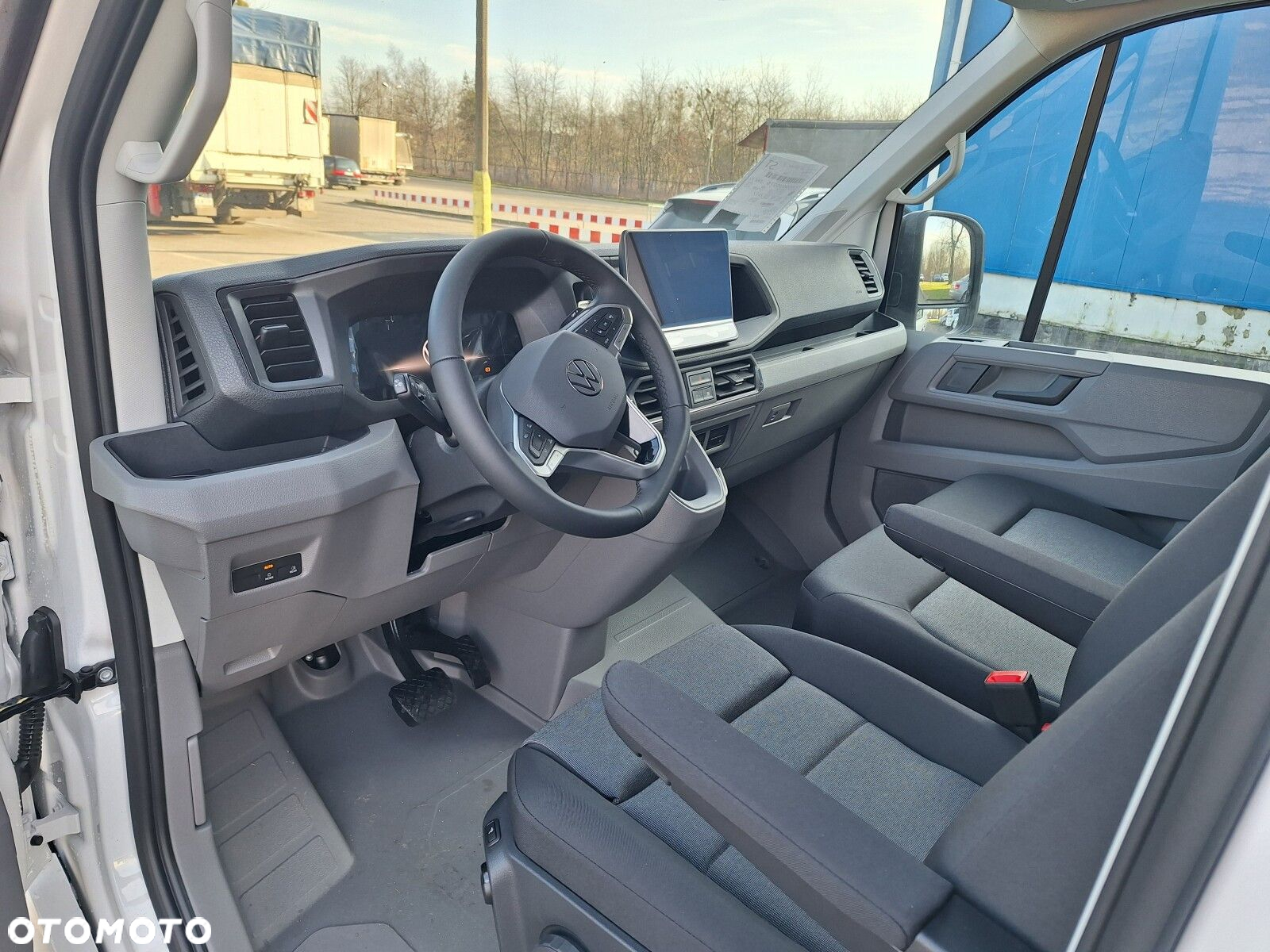 Volkswagen Crafter  35 Furgon z wysokim dachem silnik: 2,0 l EU6 SCR 140 KM / skrzynia biegów: Przedni napęd automatyczna 8-biegowa rozstaw osi: 3640 mm - 9