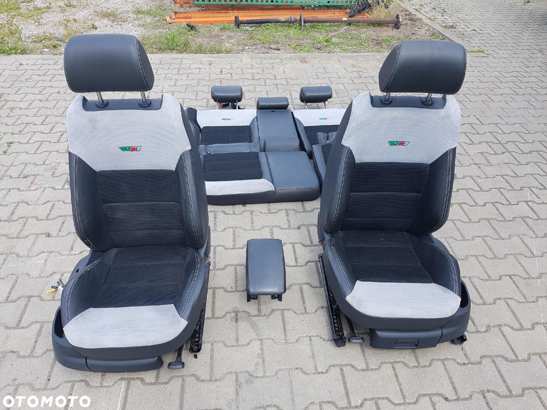 SKODA OCTAVIA 2 II HB VRS RS FOTELE KANAPA - 1