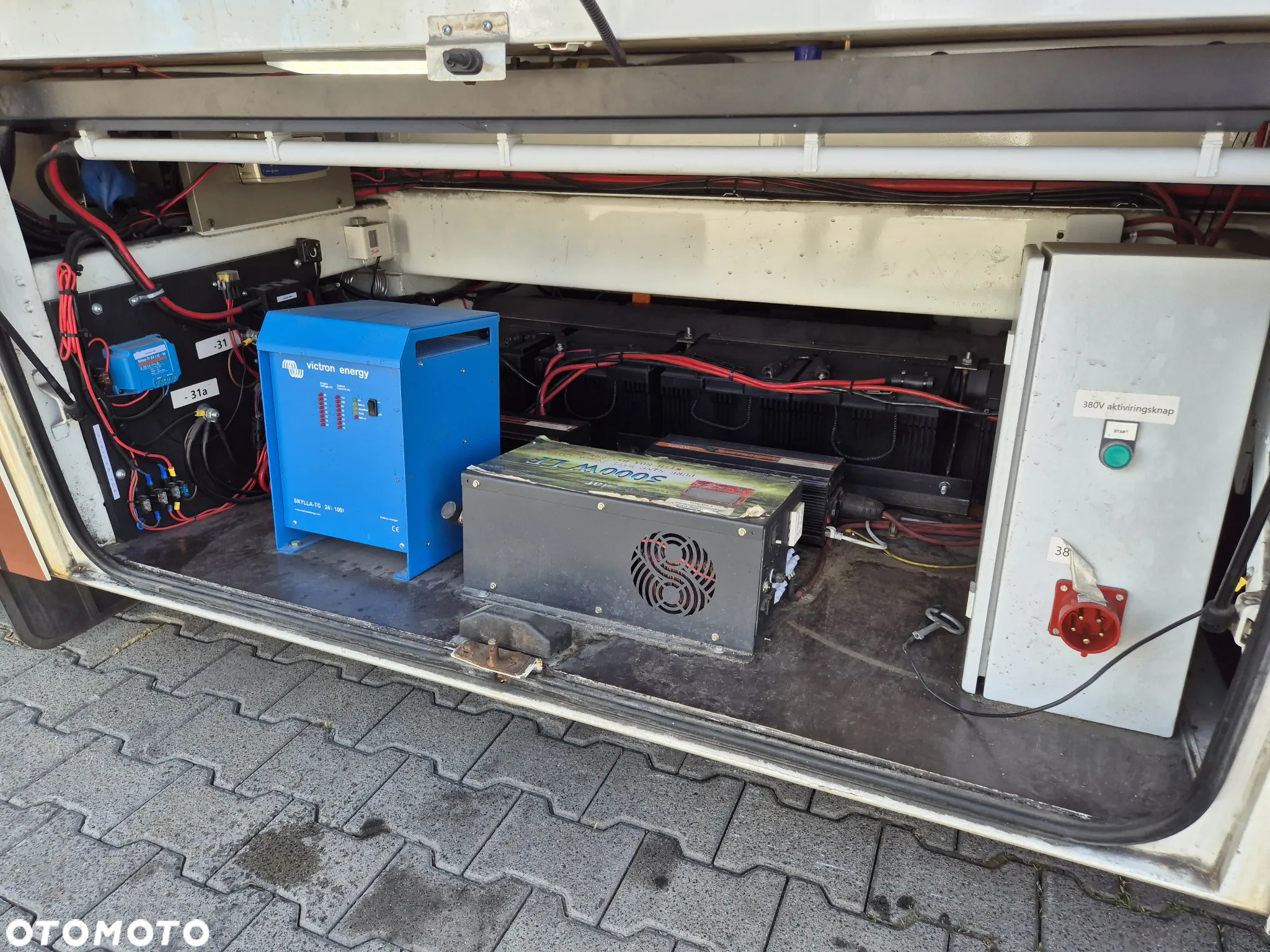 Irisbus KAMPER / AUTOBUS / NOWA ZABUDOWA / SOLAR NA DACHU / ŁAZIENKA / KUCHENKA / STAN IDEALNY / 2 PRZETWORNICE - 29