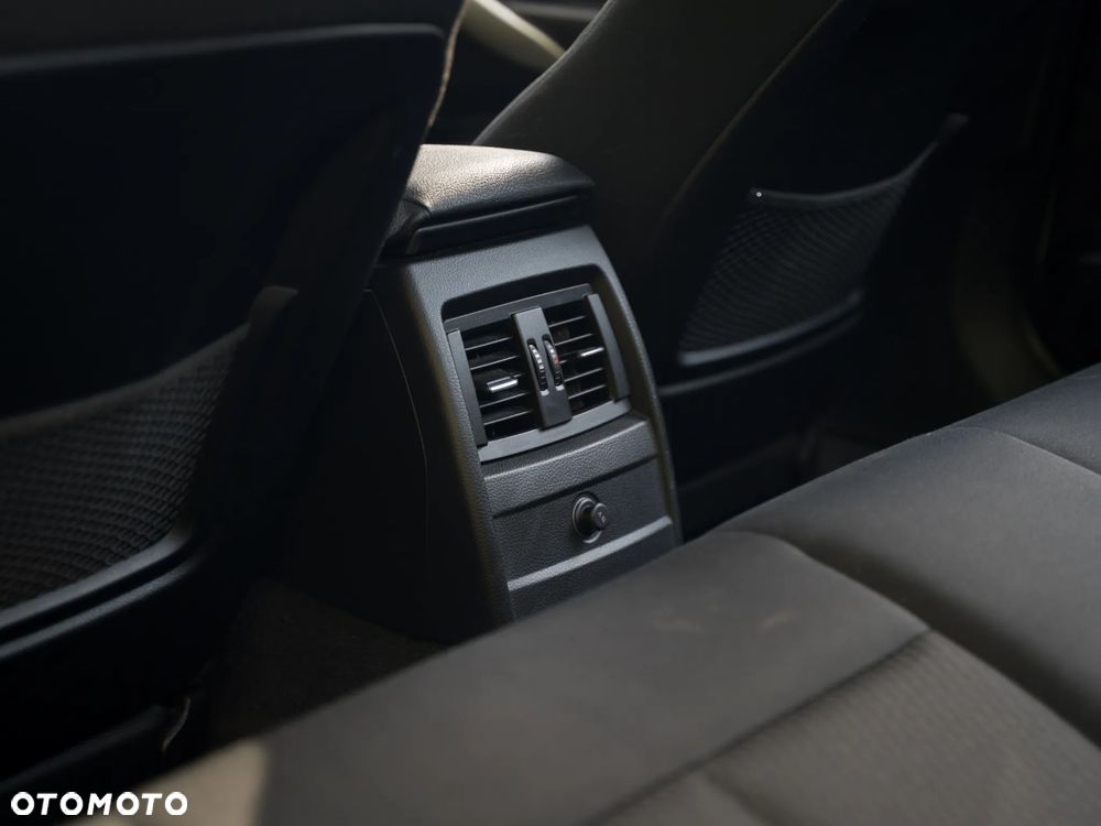 BMW Seria 3 318d - 23