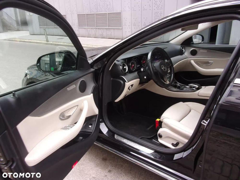 Mercedes-Benz Klasa E 220 d 4-Matic 9G-TRONIC - 11