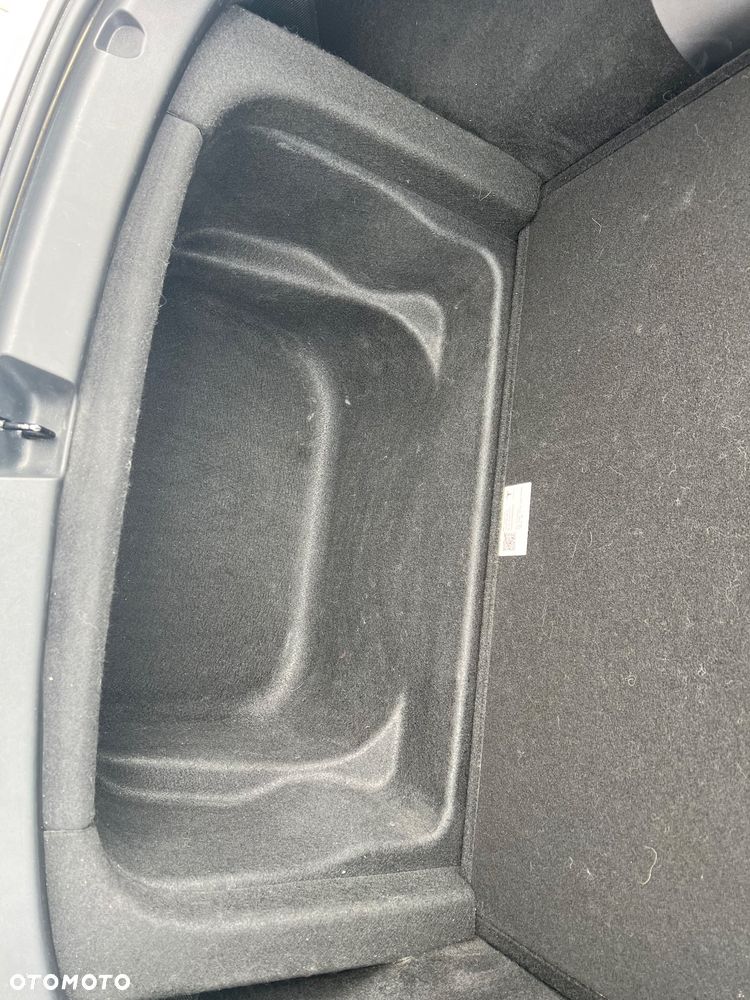 Tesla Model Y Performance AWD - 37