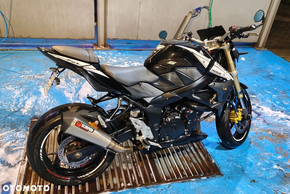 Suzuki GSR - 2