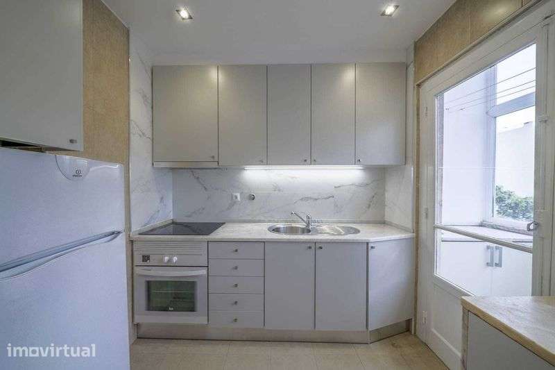 Alugar Apartamento T2 em Benfica - Grande imagem: 2/12