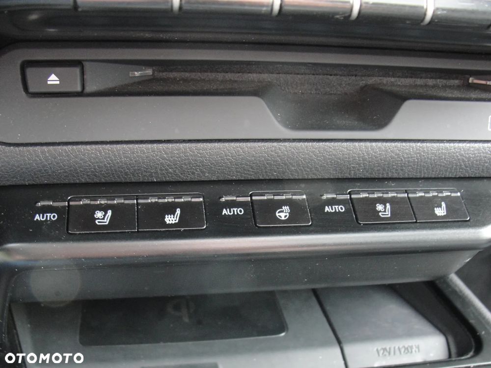 Lexus UX 250h Luxury Line - 17