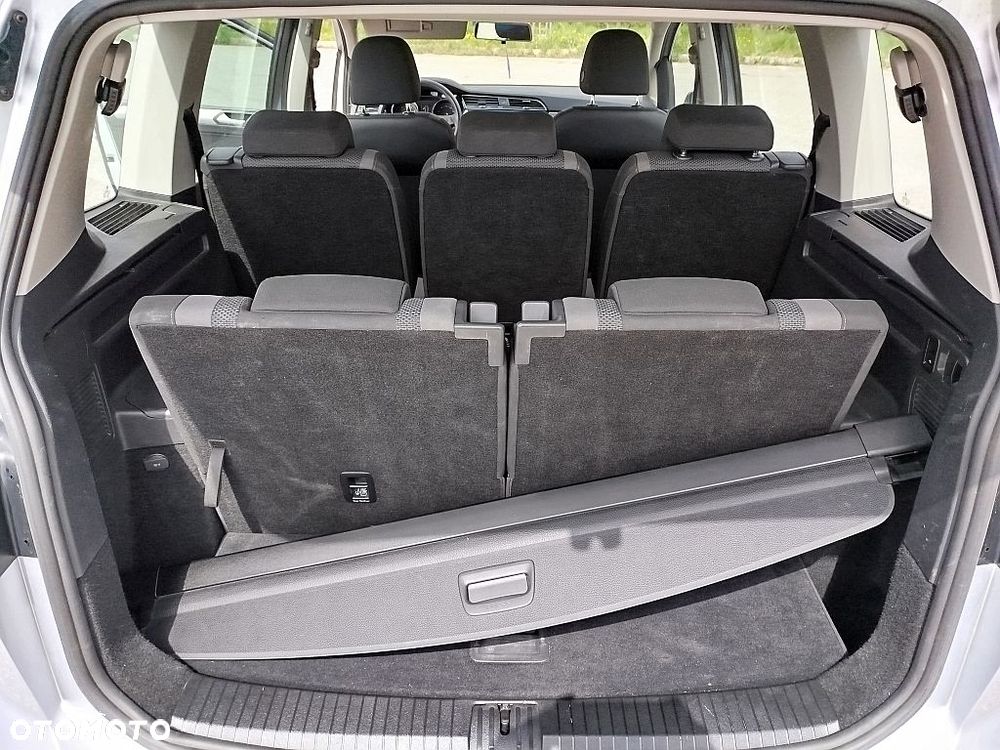 Volkswagen Touran - 12