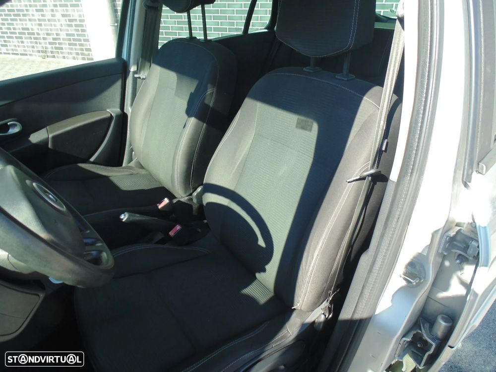 Renault Clio Break 1.2 16V Dynamique S - 22