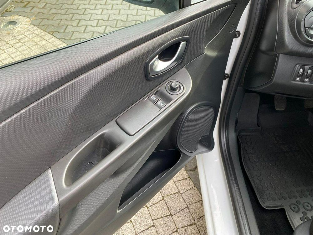 Renault Clio 1.2 16V 65 Authentique - 11