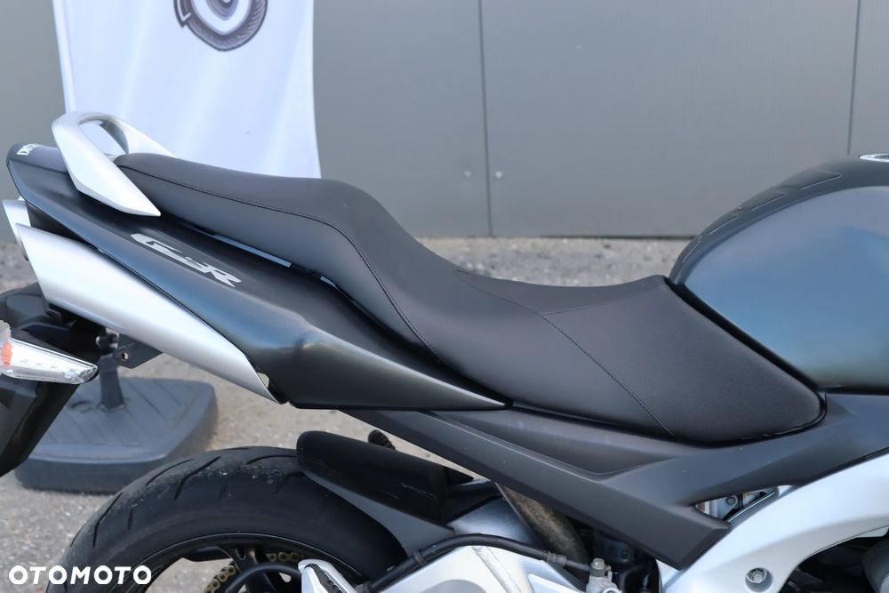 Suzuki GSR - 13