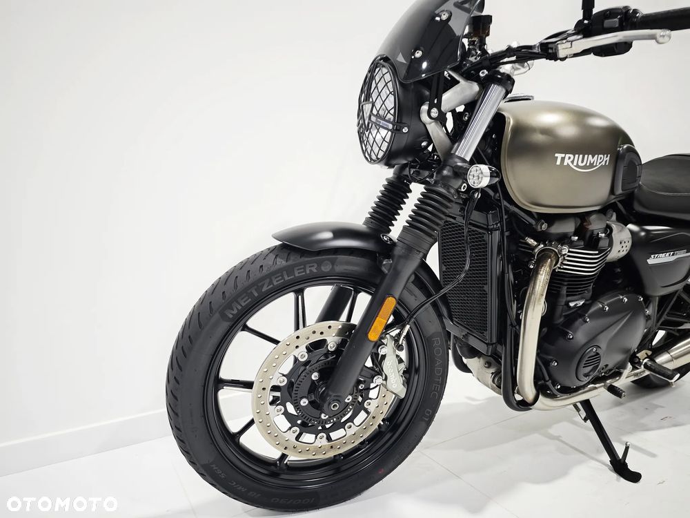 Triumph Bonneville - 12
