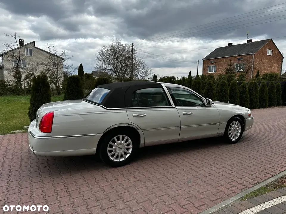Lincoln Town Car - 11