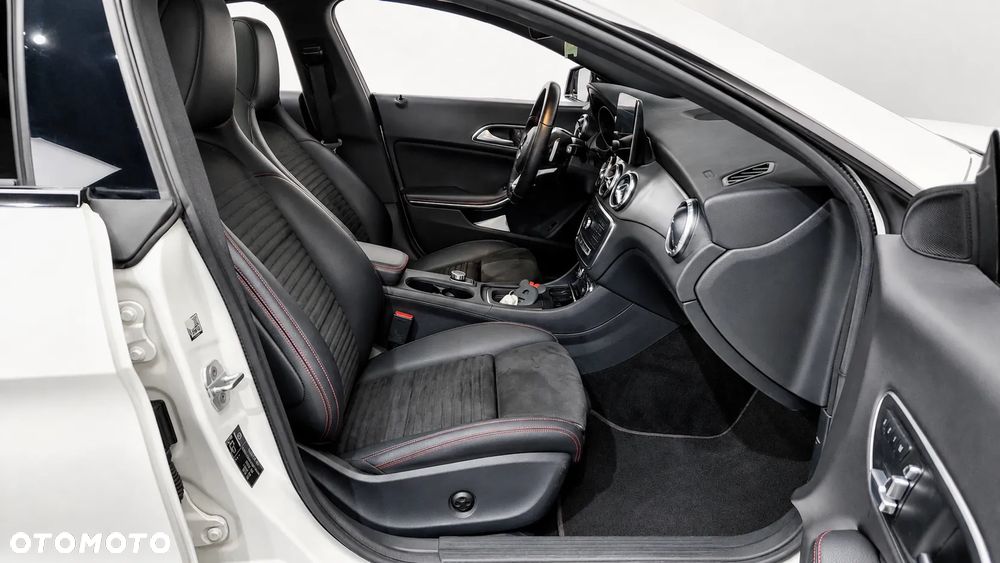 Mercedes-Benz CLA 250 4Matic 7G-DCT AMG Line - 15