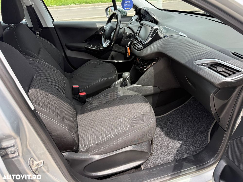 Peugeot 208 1.2 L PureTech Turbo S&S EAT6 Allure - 6