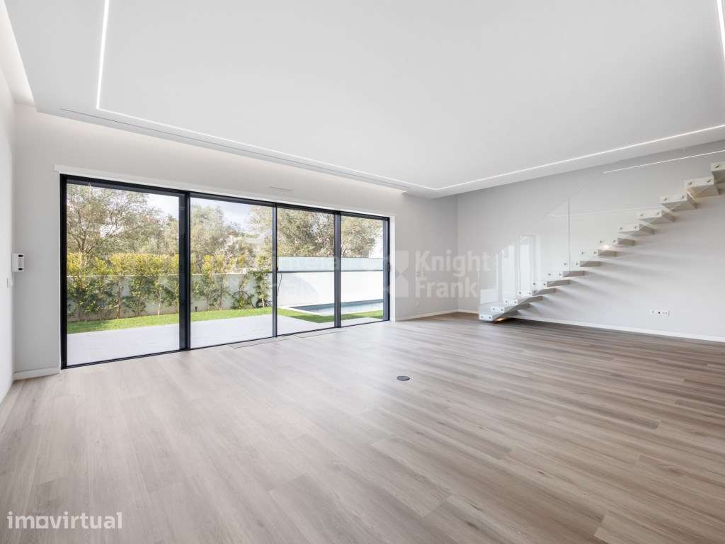 Moradia T4 com jardim e piscina no coração do Estoril - Grande imagem: 2/26