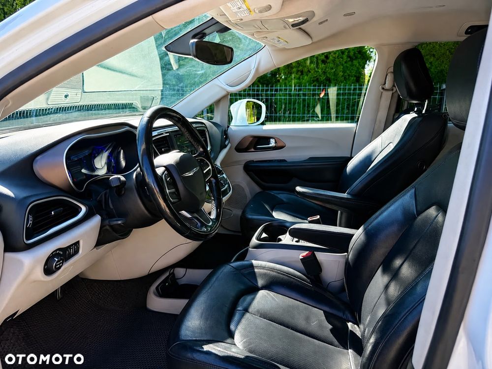 Chrysler Pacifica - 8