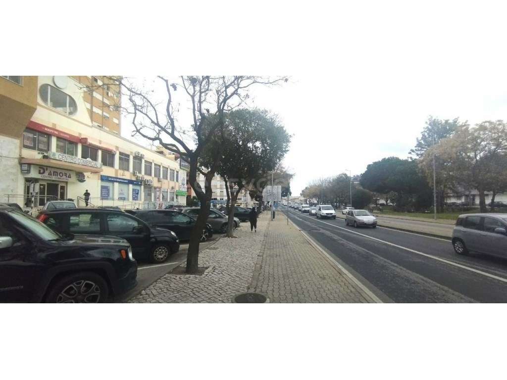 Duas Lojas no Centro Comercial da Amora - Grande imagem: 2/12