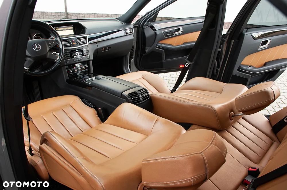 Mercedes-Benz Klasa E 350 T 4Matic 7G-TRONIC - 24
