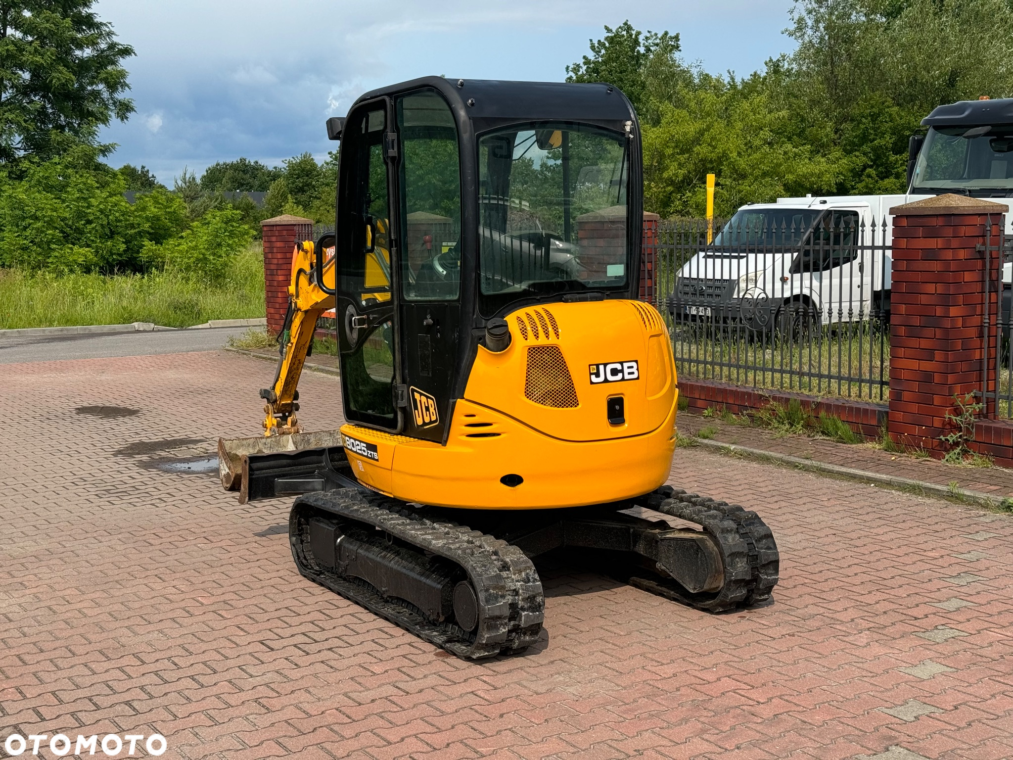 JCB 8025 - 3
