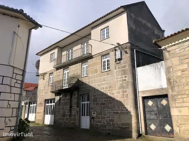 Moradia de três pisos com amplas divisões e excelente localização em R - Grande imagem: 2/20