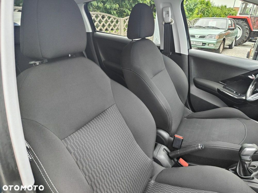 Peugeot 208 - 18