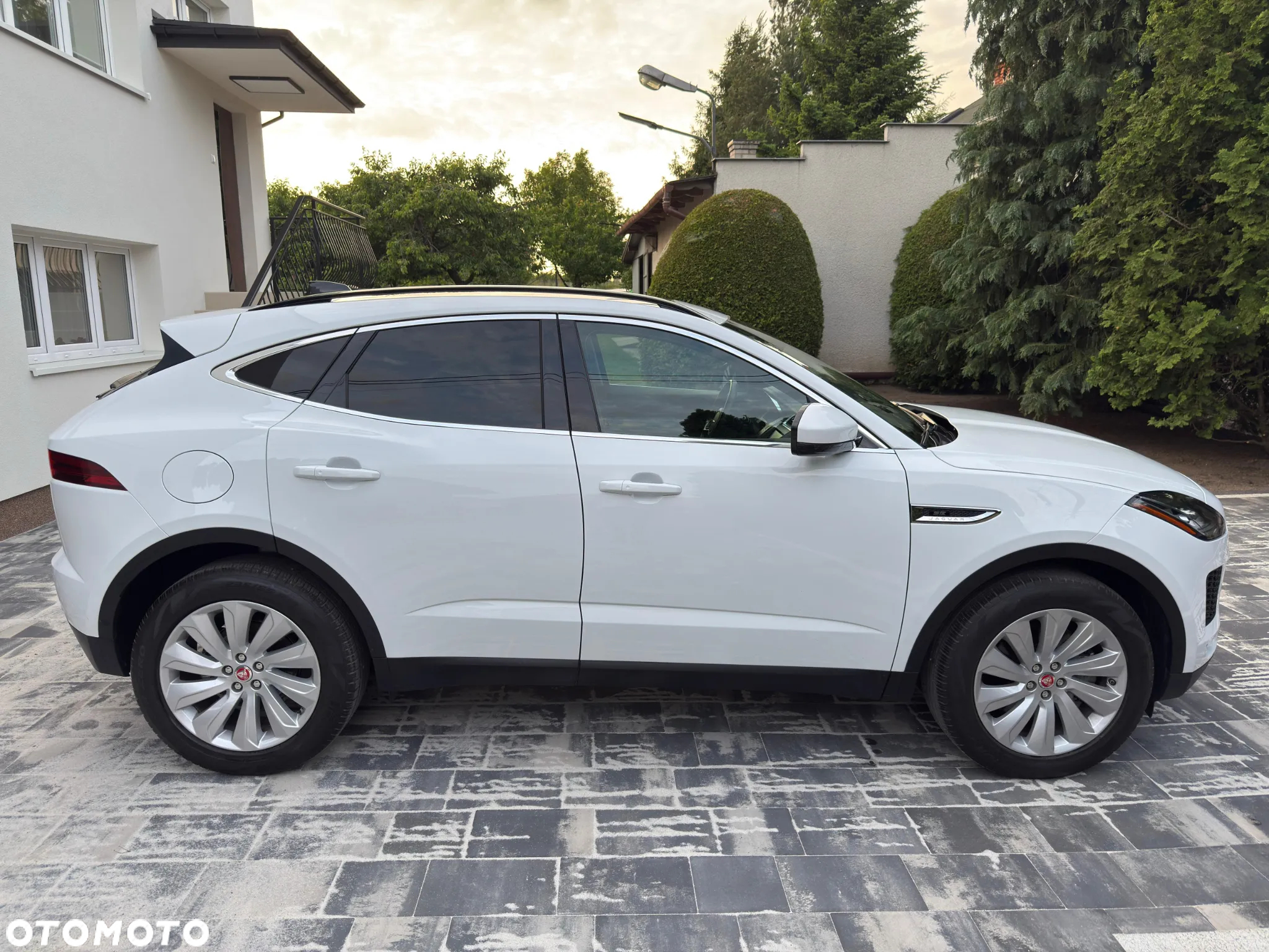 Jaguar E-Pace P250 AWD SE - 4