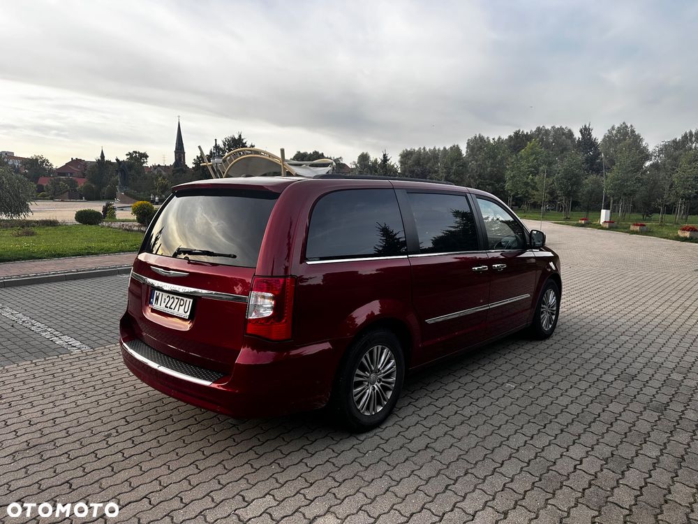 Chrysler Town & Country - 9