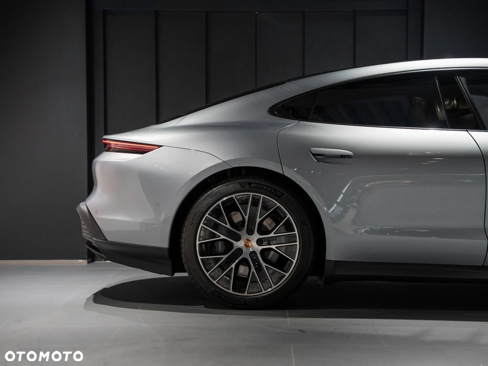Porsche Taycan 4 - 9