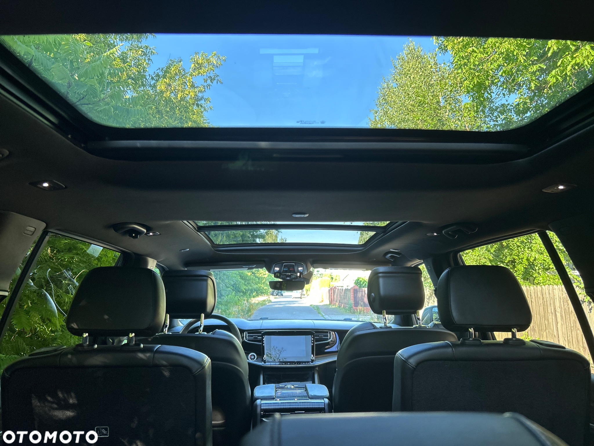 Jeep Wagoneer - 17