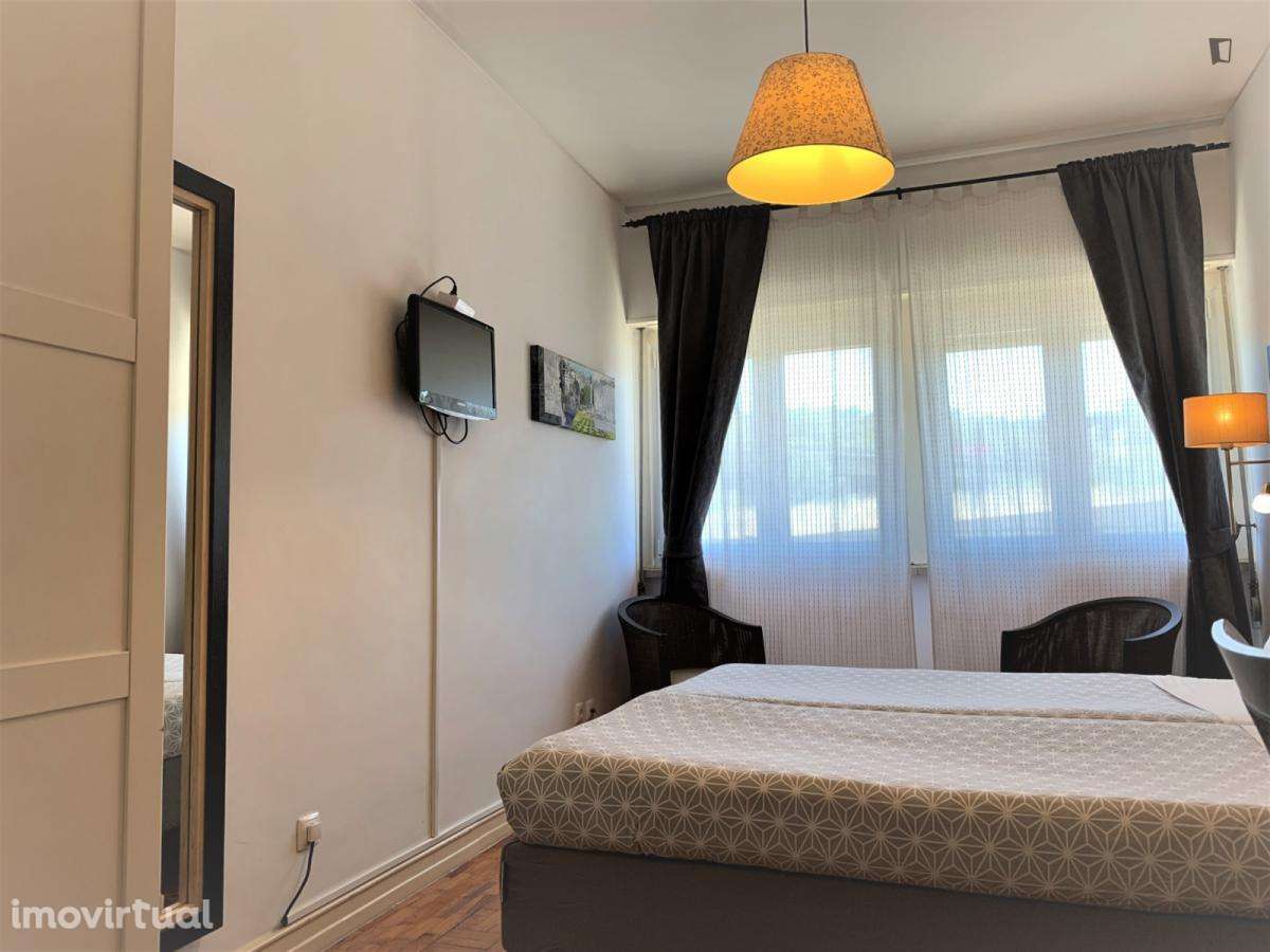 Quarto - localizado em Benfica Lisbon - Grande imagem: 2/16