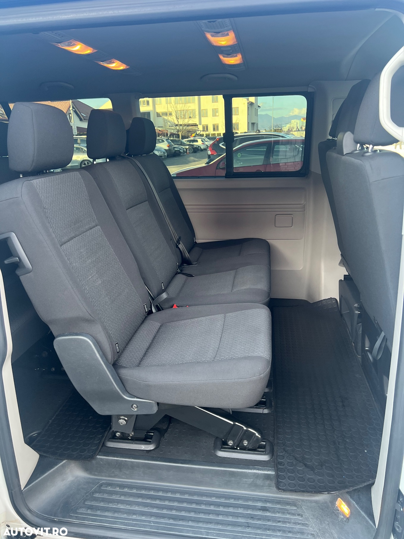 Volkswagen Caravelle - 9