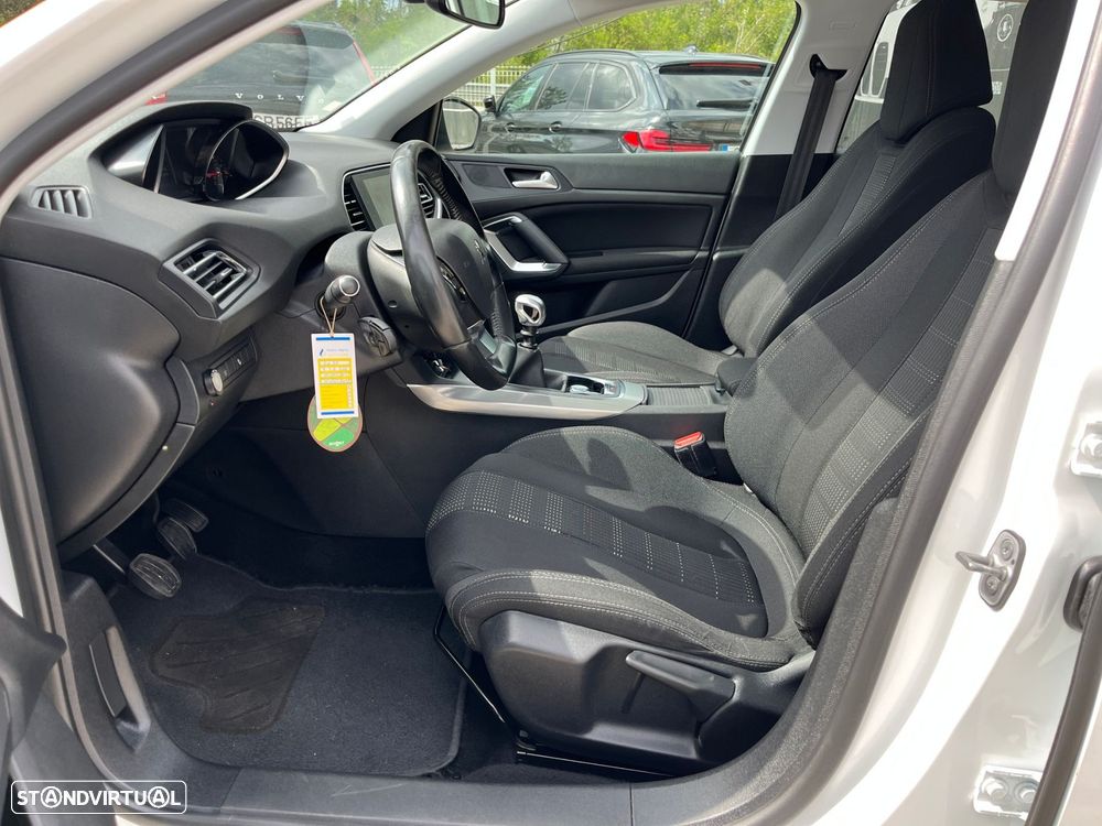 Peugeot 308 SW 1.2 PureTech Allure - 16