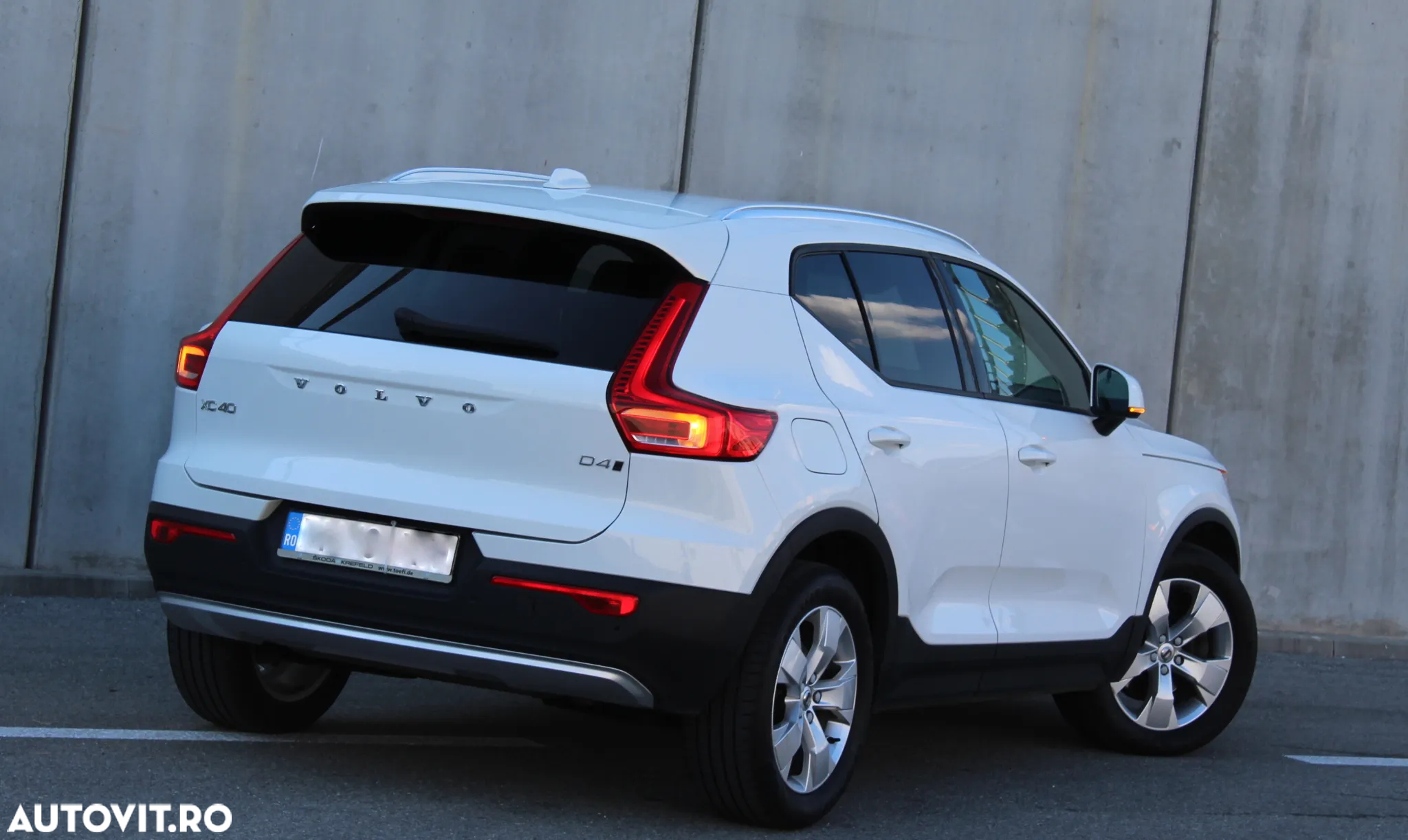 Volvo XC 40 D4 AWD Geartronic Momentum Pro - 8