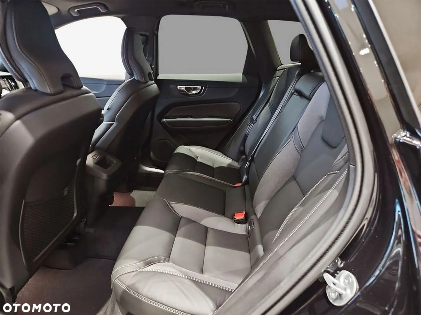 Volvo XC 60 B5 B AWD Plus Black Edition - 13