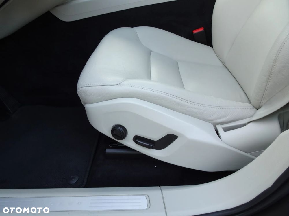 Volvo XC 60 B4 D Momentum Pro - 22